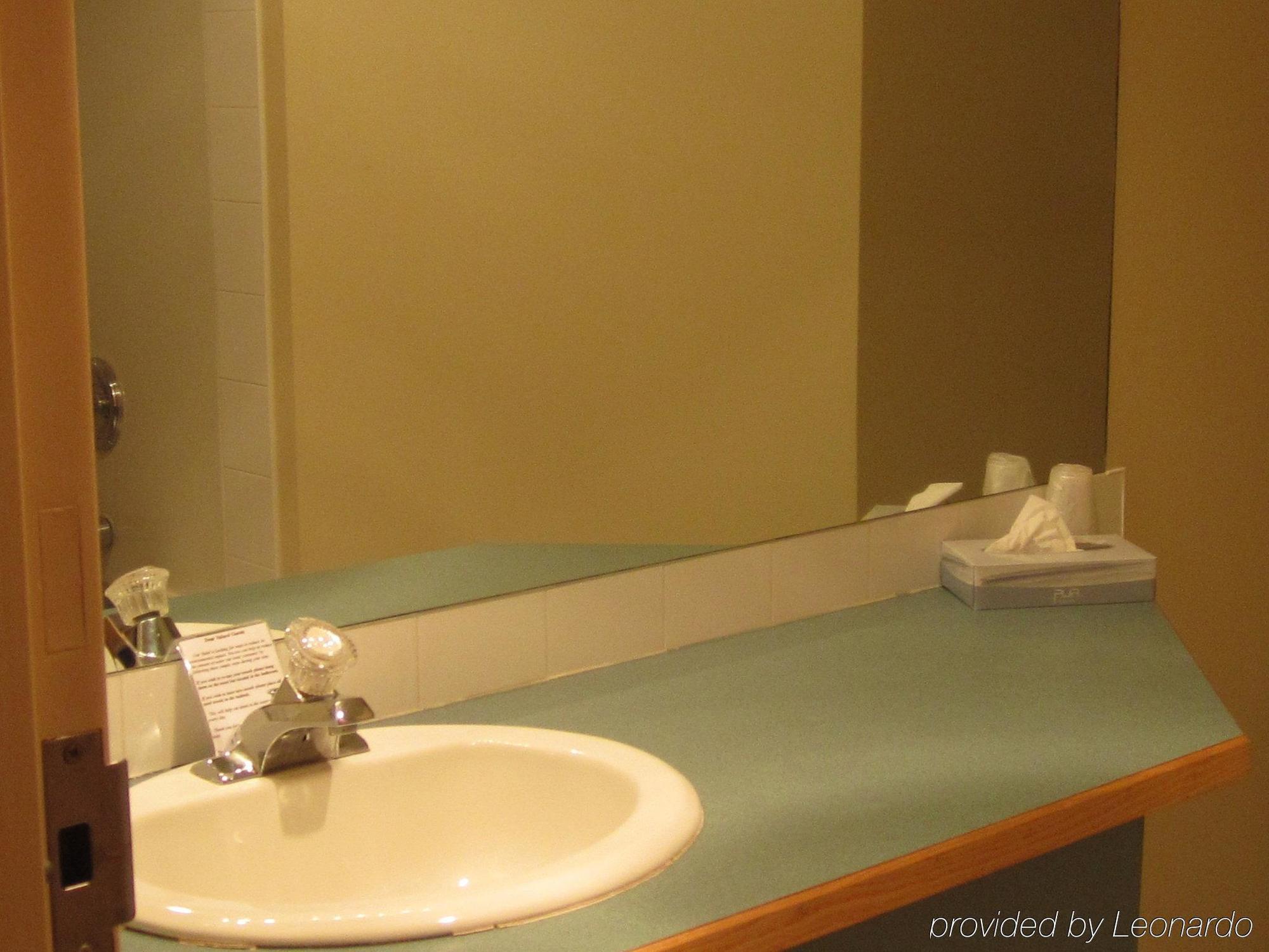 Econo Lodge Okotoks Room photo